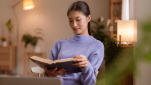 Mujer segura de sí misma tras proceso para mejorar autoestima.