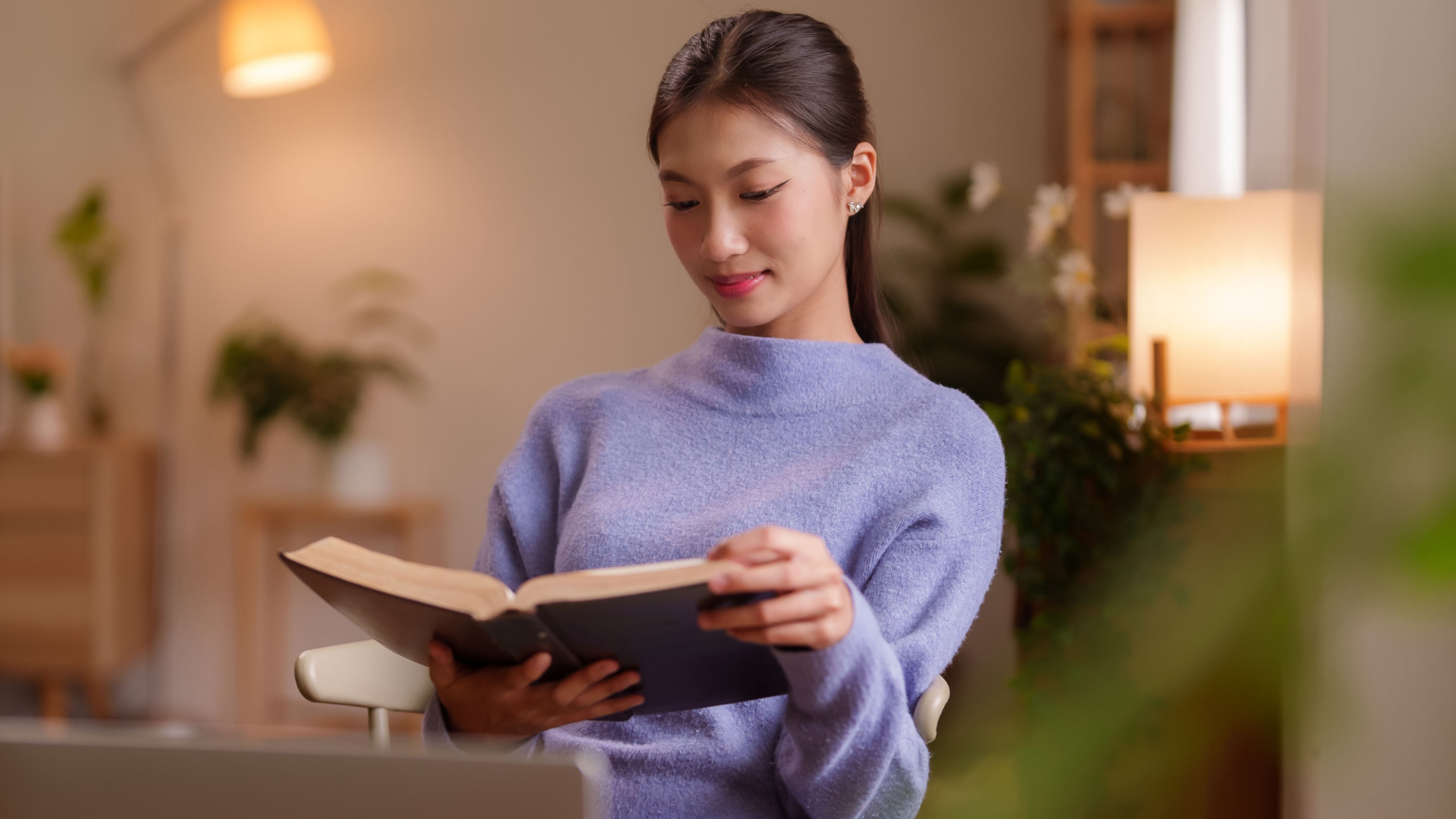 Mujer segura de sí misma tras proceso para mejorar autoestima.