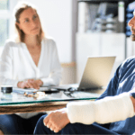 Consulta médica y legal con abogado de lesiones cerebrales.