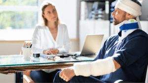 Consulta médica y legal con abogado de lesiones cerebrales.