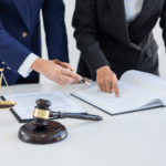 Oficina de abogado profesional con entorno cercano y confidencial.