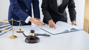 Oficina de abogado profesional con entorno cercano y confidencial.