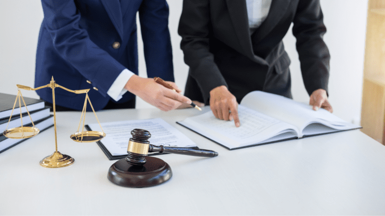 Oficina de abogado profesional con entorno cercano y confidencial.