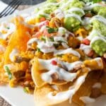 Plato de nachos mexicanos con guacamole, queso fundido y jalapeños en restaurante de Bilbao