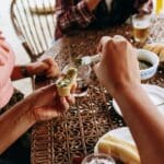 Tapas catalanas y andaluzas servidas en una mesa tradicional en la Barceloneta, Barcelona