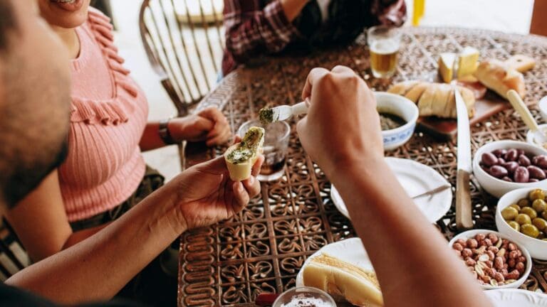 Tapas catalanas y andaluzas servidas en una mesa tradicional en la Barceloneta, Barcelona