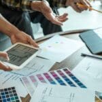 Equipo creativo trabajando en el diseño de una página web moderna con enfoque UX/UI y tecnología adaptada a las tendencias digitales de 2026