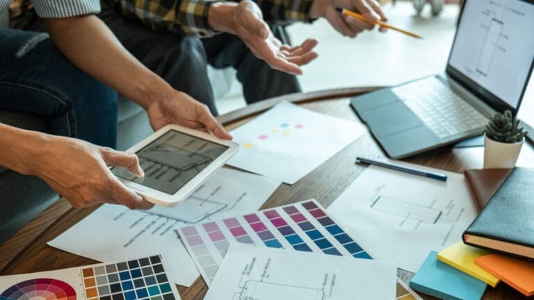 Equipo creativo trabajando en el diseño de una página web moderna con enfoque UX/UI y tecnología adaptada a las tendencias digitales de 2026