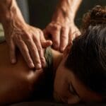 Mujer relajándose durante una terapia natural para reducir el estrés y recuperar su energía vital