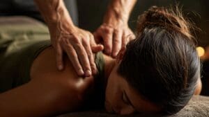 Mujer relajándose durante una terapia natural para reducir el estrés y recuperar su energía vital