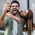 Pareja joven comprando vivienda nueva directamente a grupo inmobiliario en promoción moderna