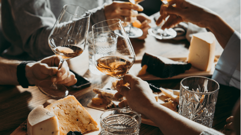 Sumérgete en la tradición vinícola con wine tours en Gran Canaria que incluyen visitas a bodegas y catas únicas.