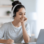 Alumna conectada a plataforma para aprender español desde casa.