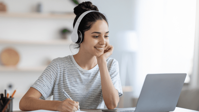 Alumna conectada a plataforma para aprender español desde casa.