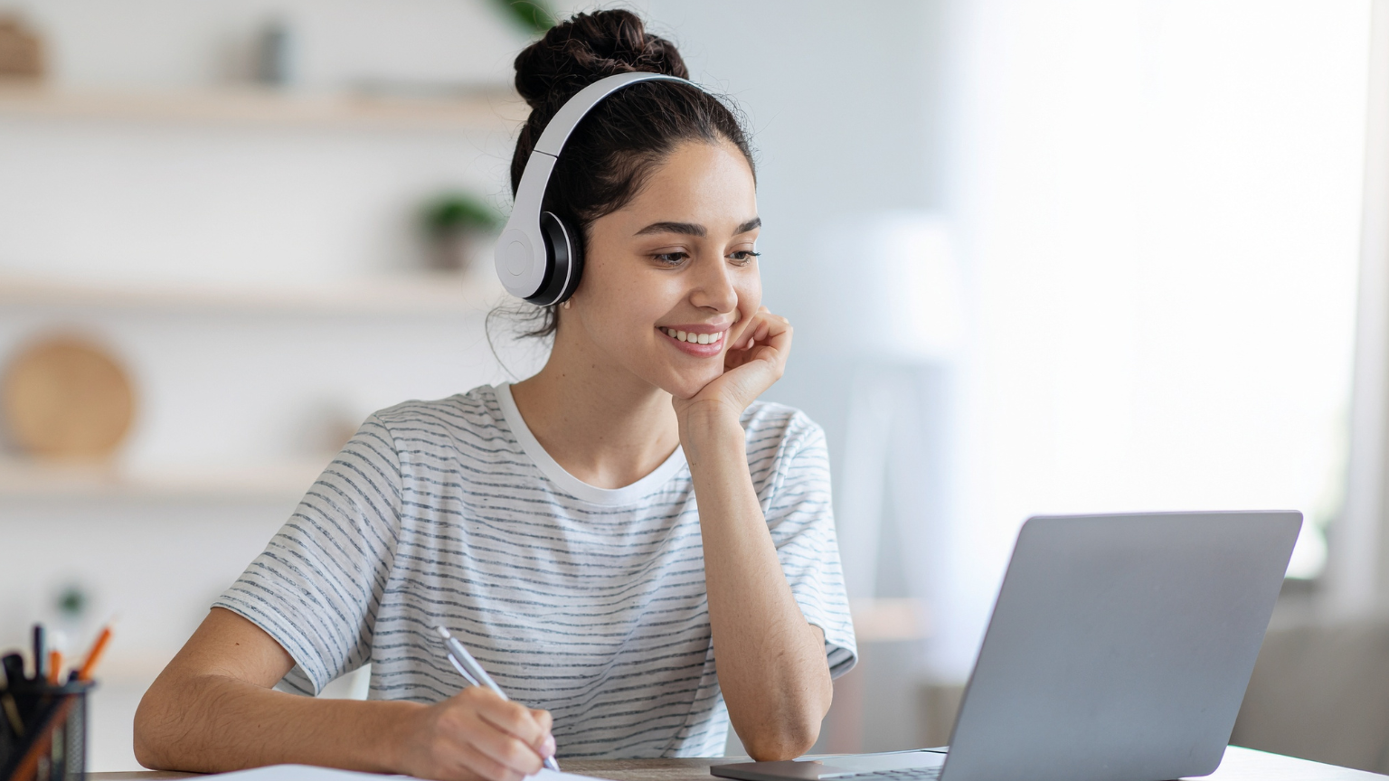 Alumna conectada a plataforma para aprender español desde casa.
