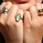 Mujer con anillos artesanales que simbolizan su historia personal.