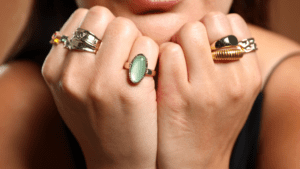 Mujer con anillos artesanales que simbolizan su historia personal.