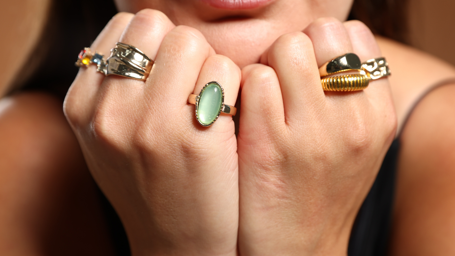 Mujer con anillos artesanales que simbolizan su historia personal.