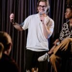 Animador profesional ofreciendo un espectáculo en vivo durante un evento con público disfrutando la presentación