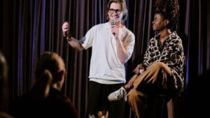 Animador profesional ofreciendo un espectáculo en vivo durante un evento con público disfrutando la presentación