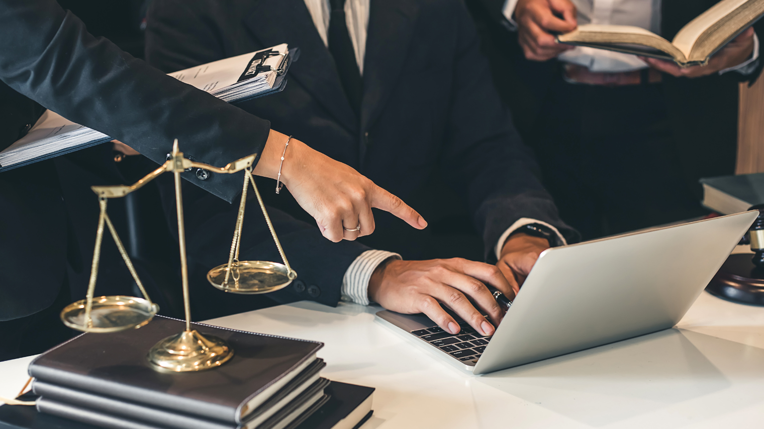 ¿Cómo elegir un despacho de abogados que se adapte a tu caso?