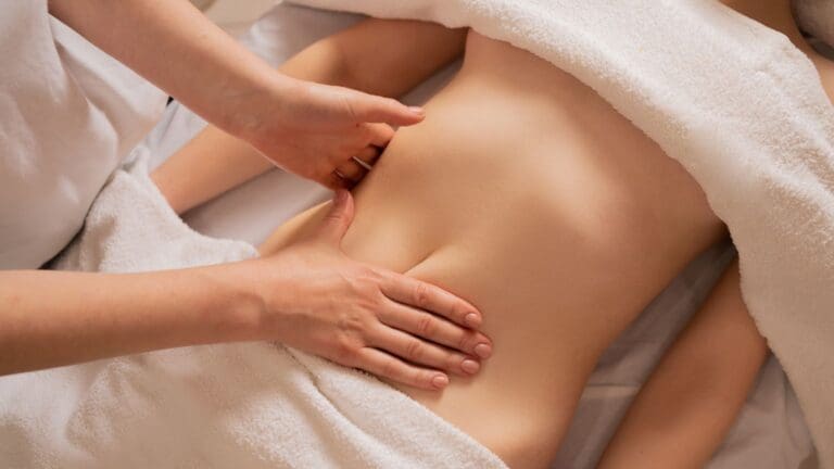 Mujer relajada recibiendo drenaje linfático natural para mejorar la circulación y eliminar líquidos retenidos
