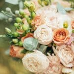 floristería con ramo de flores en tonos suaves preparado de forma artesanal