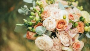 floristería con ramo de flores en tonos suaves preparado de forma artesanal