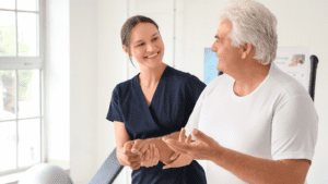 Equilibrio, cuerpo y mente a través del cuidado físico y el bienestar mental.