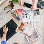 Arquitecto y diseñador de interiores trabajando juntos en un proyecto moderno en Barcelona