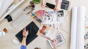 Arquitecto y diseñador de interiores trabajando juntos en un proyecto moderno en Barcelona