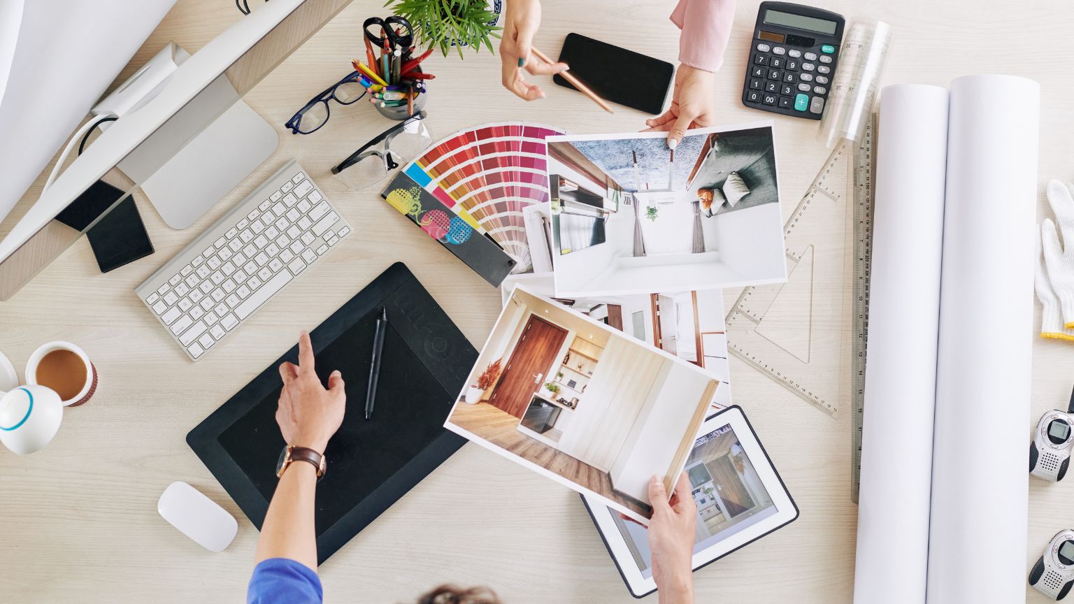 Arquitecto y diseñador de interiores trabajando juntos en un proyecto moderno en Barcelona