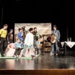 Escenario de teatro en España durante una representación teatral en directo