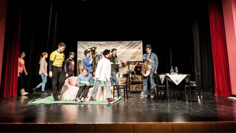 Escenario de teatro en España durante una representación teatral en directo