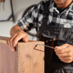 Teléfono de carpintero para solicitar asesoramiento en proyectos de madera.