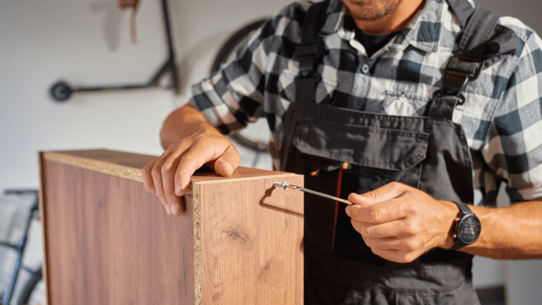 Teléfono de carpintero para solicitar asesoramiento en proyectos de madera.