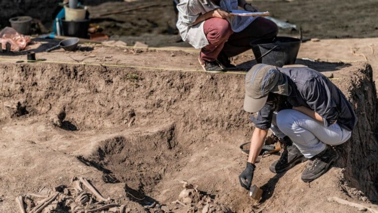 Arqueólogos realizando intervención arqueológica obligatoria en una obra urbana en España.