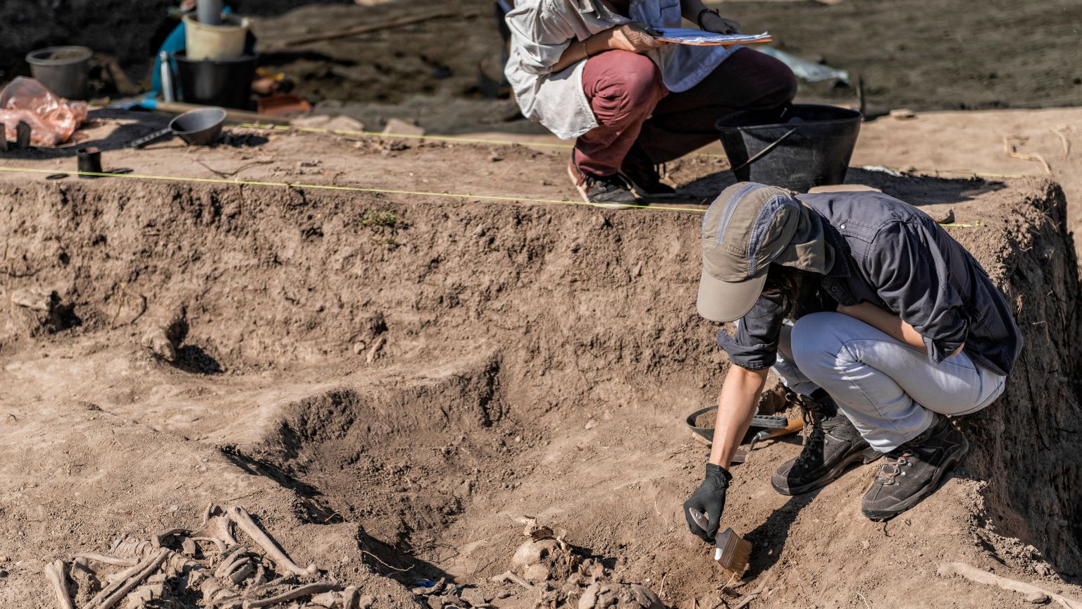 Arqueólogos realizando intervención arqueológica obligatoria en una obra urbana en España.