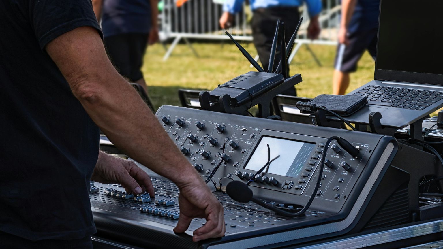 Equipo técnico preparando la producción audiovisual de un evento en vivo con escenografía, iluminación profesional y planificación estratégica