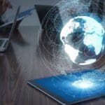 Empresario de pyme planificando su estrategia para exportar e internacionalizar su negocio con visión global