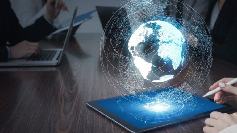 Empresario de pyme planificando su estrategia para exportar e internacionalizar su negocio con visión global