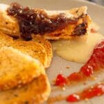 Plato de brunch con tostadas crujientes, queso a la plancha y acompañamientos servidos en un restaurante con propuesta gastronómica relajada