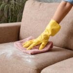 limpieza de sofás realizada de forma manual para mantener la higiene del hogar
