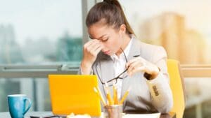 Estrés y ansiedad cotidiana abordados desde la psicología en el entorno laboral