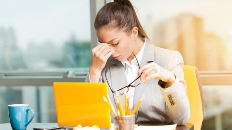 Estrés y ansiedad cotidiana abordados desde la psicología en el entorno laboral