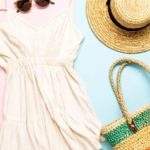 Composición de accesorios de playa con estilo para verano femenino