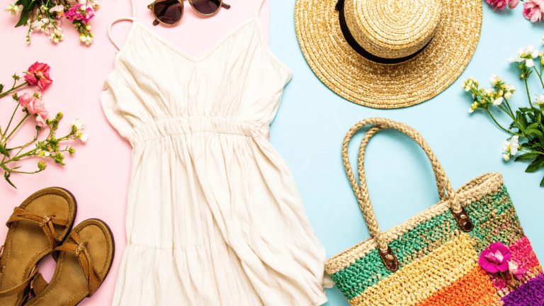 Composición de accesorios de playa con estilo para verano femenino