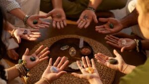 Mujer en sesión de terapia emocional con enfoque holístico, en un espacio tranquilo y armonioso que representa la conexión mente-cuerpo.