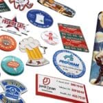 Artículos promocionales creativos para empresas como llaveros, imanes y carteles metálicos personalizados para aumentar visibilidad de marca