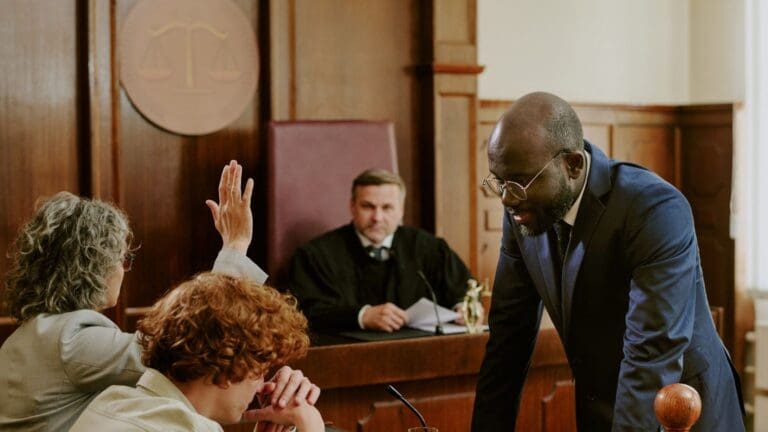 ¿Qué derechos tienes como víctima en un proceso penal?